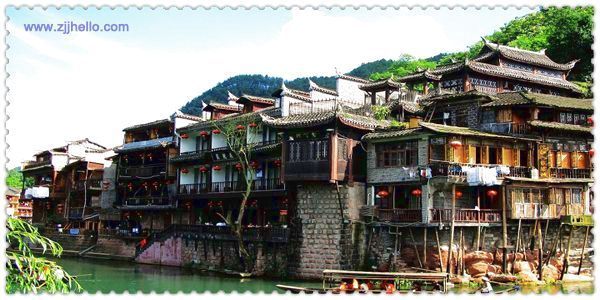 張家界、黃石寨、金鞭溪、袁家界、天子山、十里畫(huà)廊、黃龍洞、寶峰湖、天門(mén)山、鳳凰古城四日游